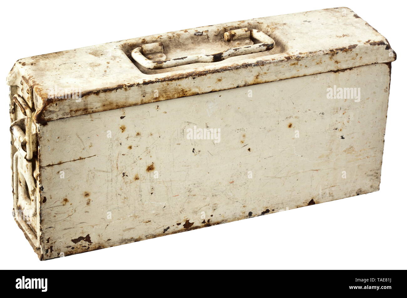 Une boîte de cartouches de munitions de mitrailleuses - camouflage hiver Eisen, mit sandfarbener Grundierung (frühere Lackierung), weiß lackiert für den Winterkampf. Trageösen Seitlich und Verschluss. Oberseite mit Tragegriff. Maße gesamt 36 x 22 x 9 cm. Nutzungsspuren historique., historiques, 20e siècle, Editorial-Use-seulement Banque D'Images