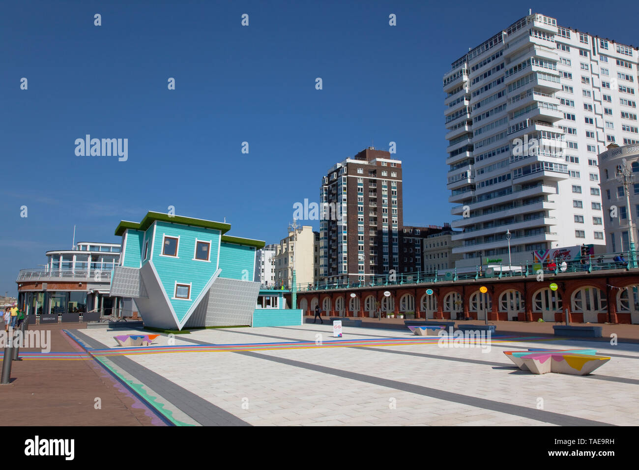 L'Angleterre, l'East Sussex, Brighton, l'attraction des visiteurs de la maison à l'envers sur le front. Banque D'Images