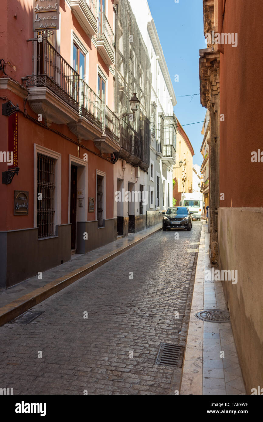 Dans un sens étroit street dans la ville de Séville, Andalousie, Espagne Banque D'Images