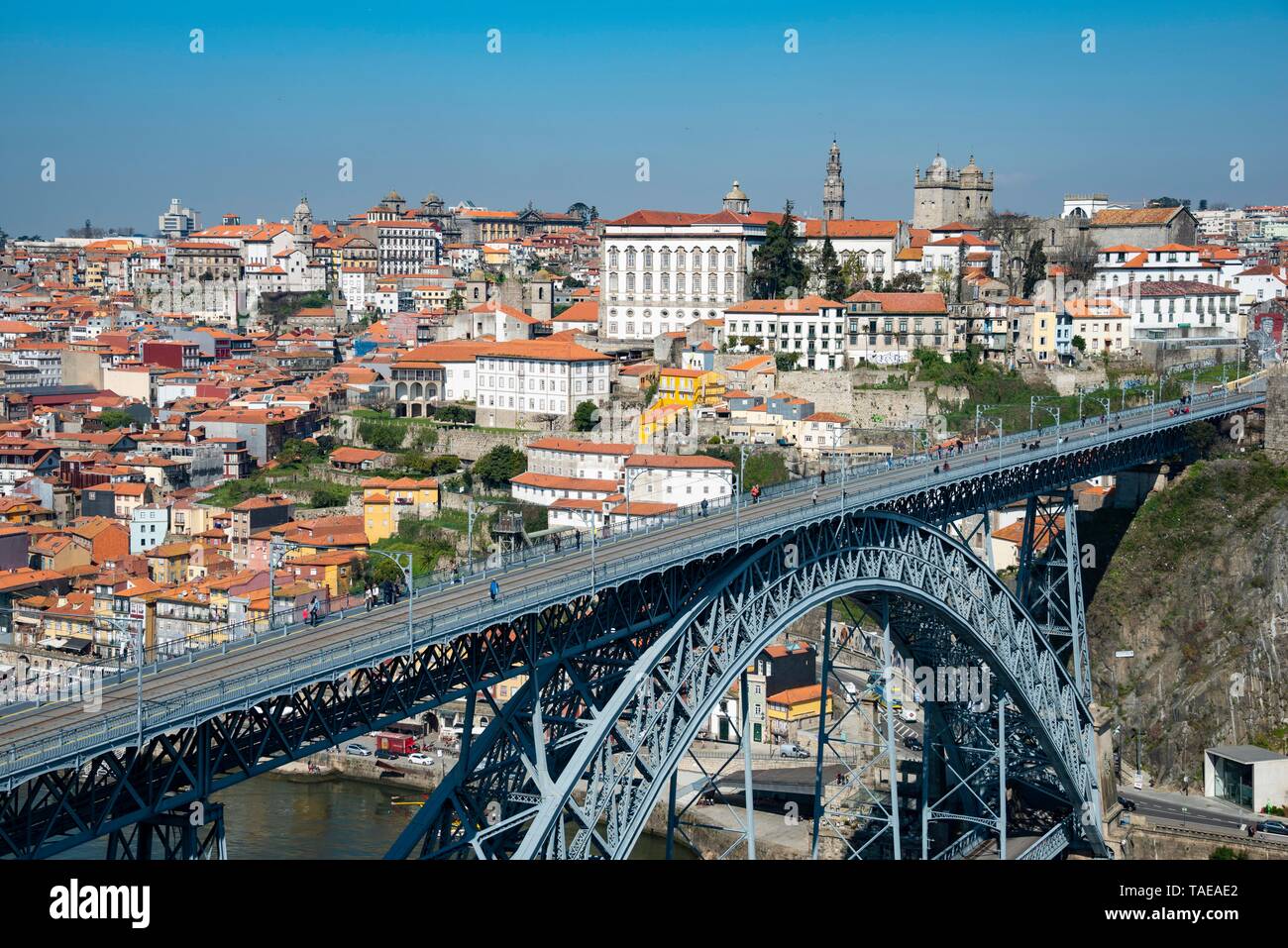 Vue sur la ville, vue sur Porto avec Ponte Dom Luis I, pont sur la rivière Rio Douro, Porto, Portugal Banque D'Images