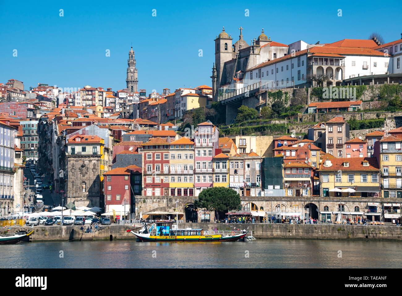 La vieille ville historique de Ribeira avec clocher de l'église de l'église Igreja dos Clerigos et Da Se Cathédrale, Cais da Ribeira, promenade à la Rio Douro Banque D'Images