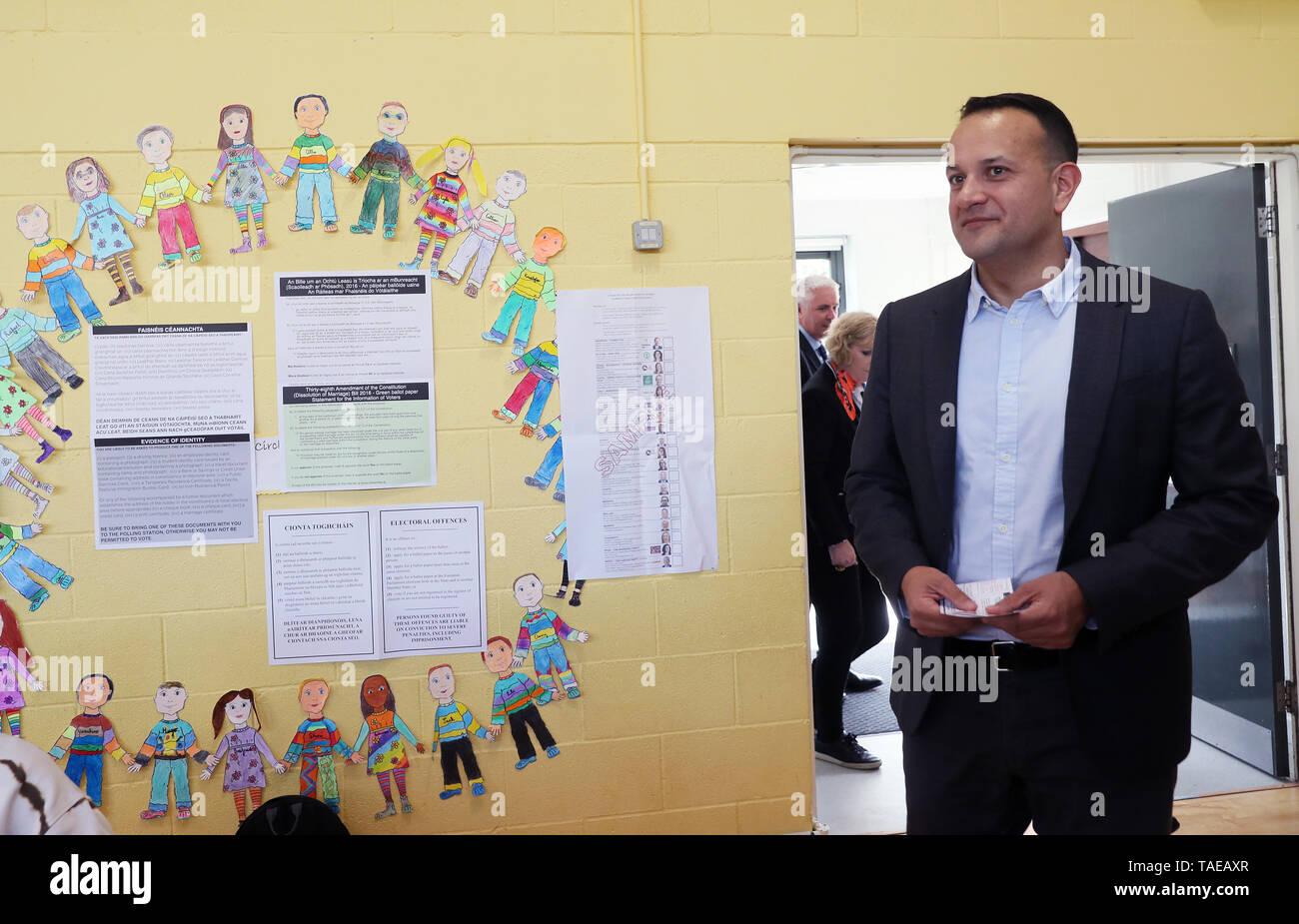 Taoiseach Leo Varadkar arrive pour voter à Scoil Thomais, Castleknock, Dublin, en tant que personnes à travers la République d'Irlande aller aux urnes pour voter dans les élections européennes et locales avec l'organisation d'un référendum sur la législation du divorce. Banque D'Images