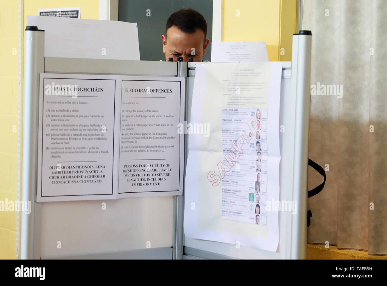 Taoiseach Leo Varadkar arrive pour voter à Scoil Thomais, Castleknock, Dublin, en tant que personnes à travers la République d'Irlande aller aux urnes pour voter dans les élections européennes et locales avec l'organisation d'un référendum sur la législation du divorce. Banque D'Images