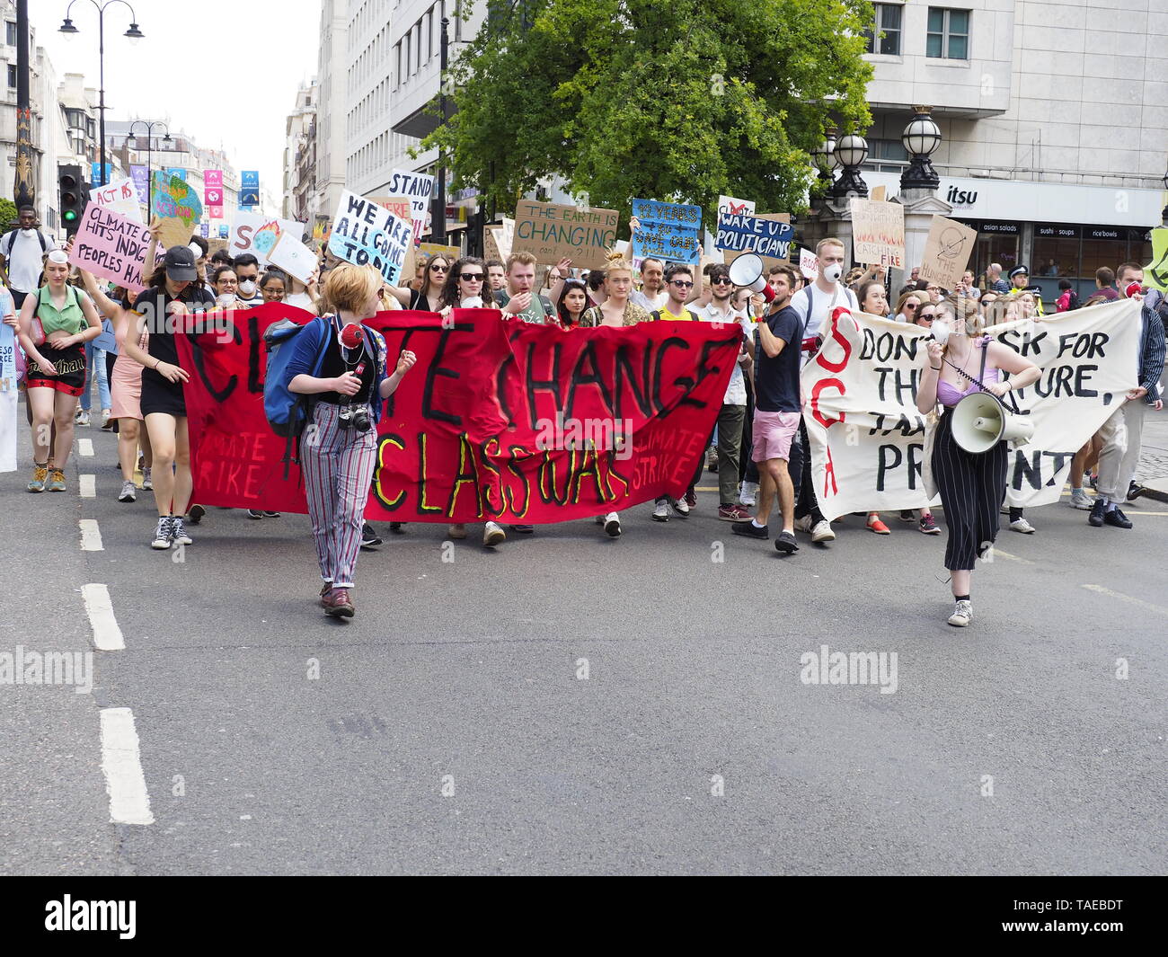 Londres, Royaume-Uni. 24 mai, 2019. Les étudiants de Kings College de Londres Mars pour agir sur le changement climatique le long du Strand pour rencontrer le principal événement de protestation. Credit : Alan Gallery. Banque D'Images