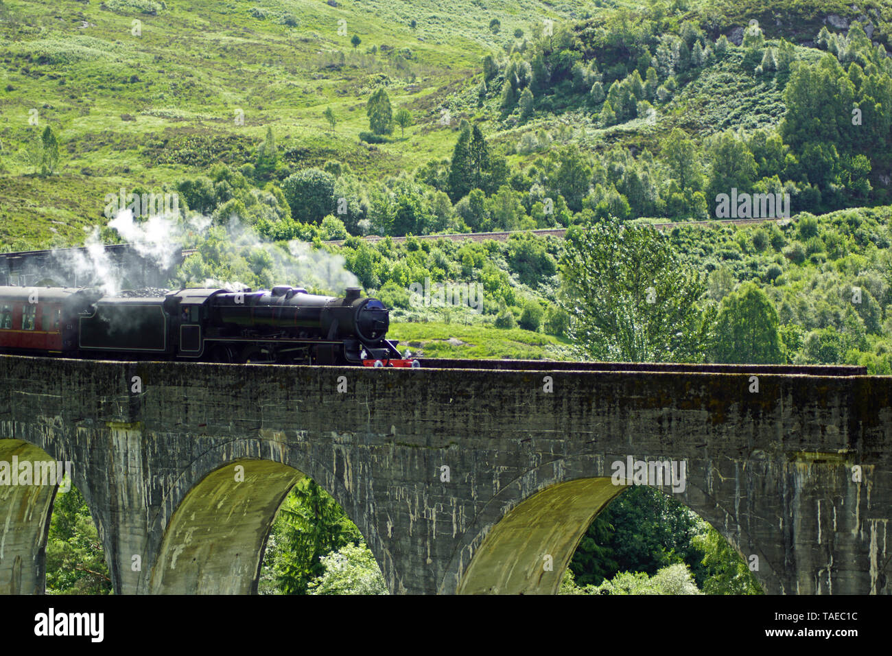 Le pont de chemin de fer par le tournage de Harry Potter la célébrité. Sur le pont, le Poudlard Express va dans le sens de l'école de magie. Il con Banque D'Images