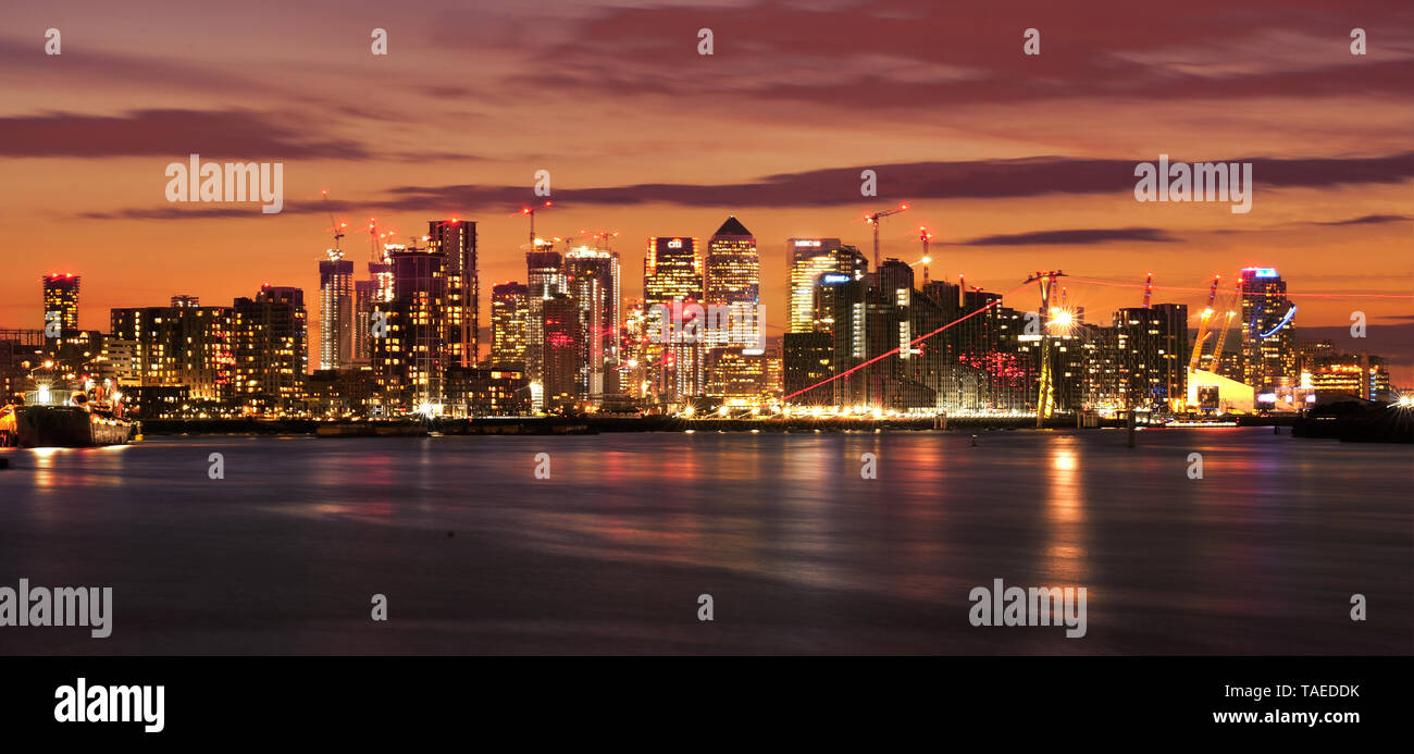 Canary Wharf de nuit. Allumé financial district skyline à Londres, au Royaume-Uni. Office windows phares sur les gratte-ciel du quartier des affaires au crépuscule Banque D'Images