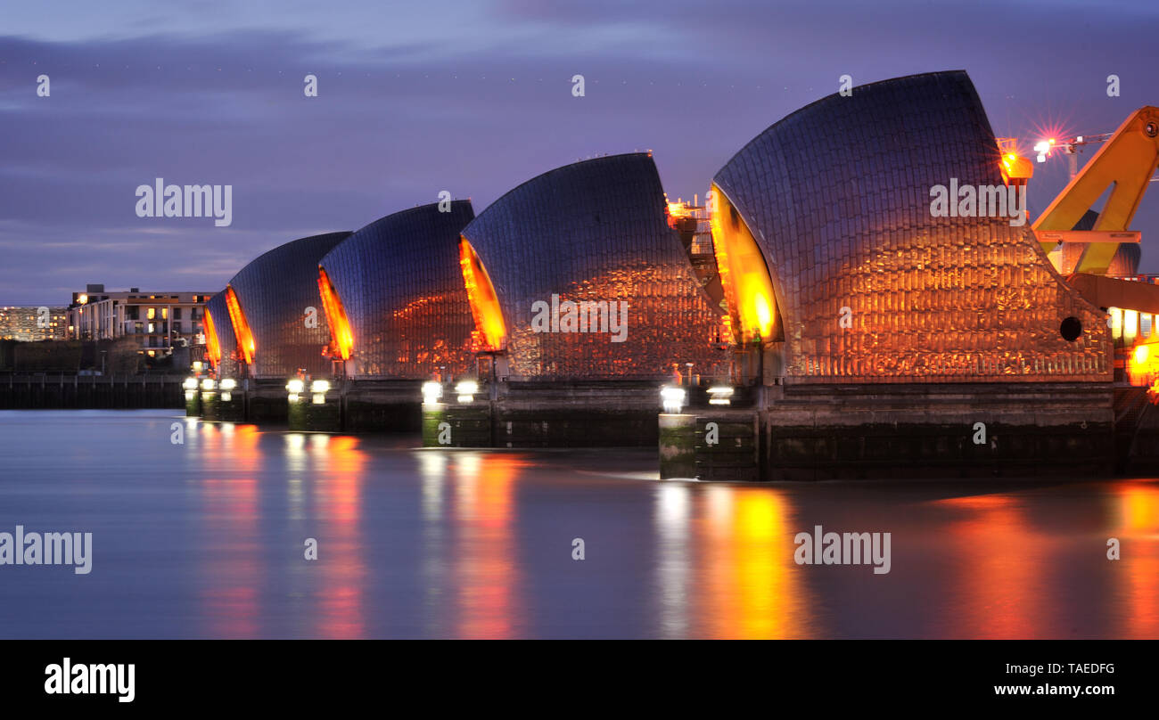 Thames Barrier vu ici enjambant la rivière Thames à Greenwich ; une structure de défense contre les inondations clés construites dans les années 70 et est mis en service pendant la haute Banque D'Images