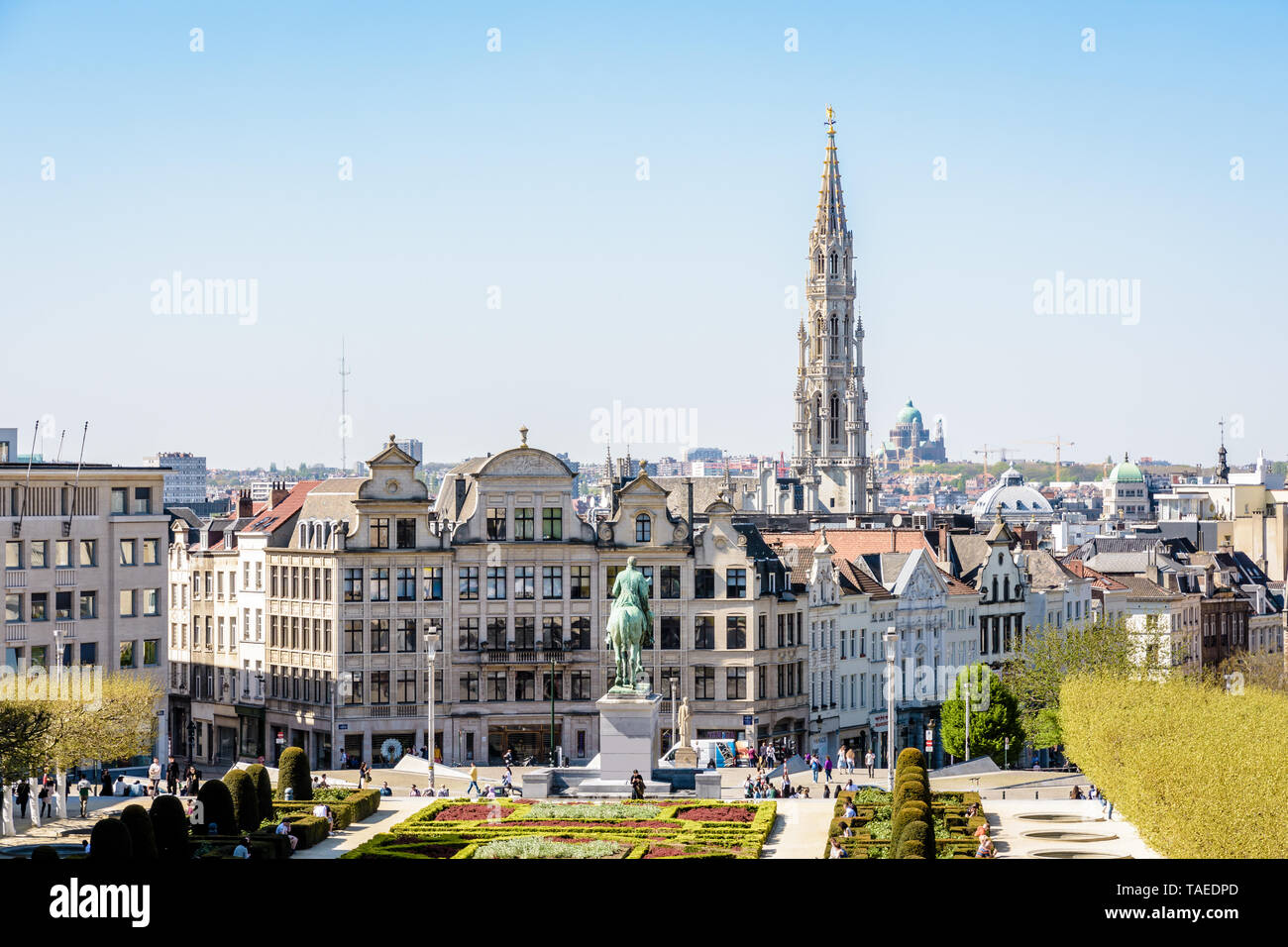 Vue depuis le Mont des Arts sur le jardin, la vieille ville et le beffroi de l'hôtel de ville de Bruxelles, Belgique. Banque D'Images