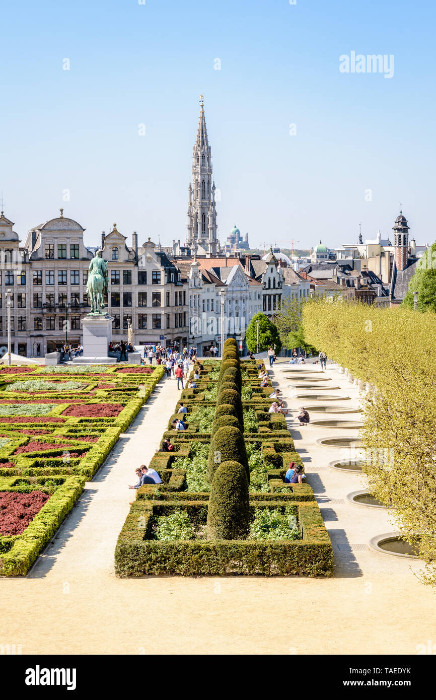 Vue depuis le Mont des Arts sur le jardin, la vieille ville et le beffroi de l'hôtel de ville de Bruxelles, Belgique. Banque D'Images