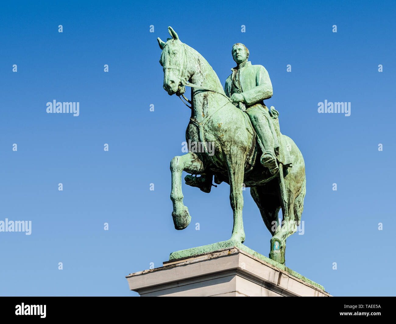 Low angle view de la statue équestre du roi Albert Ier de Belgique sur le Mont des Arts de Bruxelles, Belgique, sur fond de ciel bleu. Banque D'Images