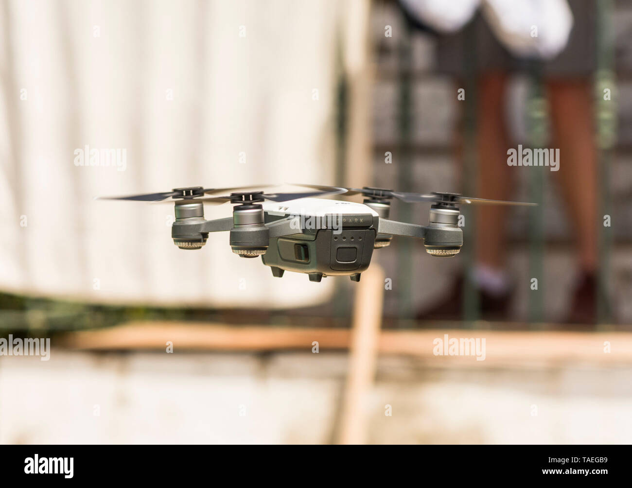 Drone copter, DJI étincelle, battant avec appareil photo numérique haute résolution, planant dans le ciel. Banque D'Images
