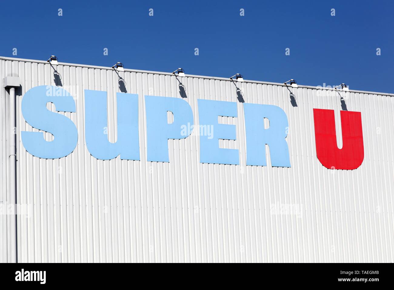 Colombe, France - 22 octobre 2018 : Super U logo sur un mur. Super U est une chaîne de supermarchés française et il appartient au groupe Systeme U Banque D'Images