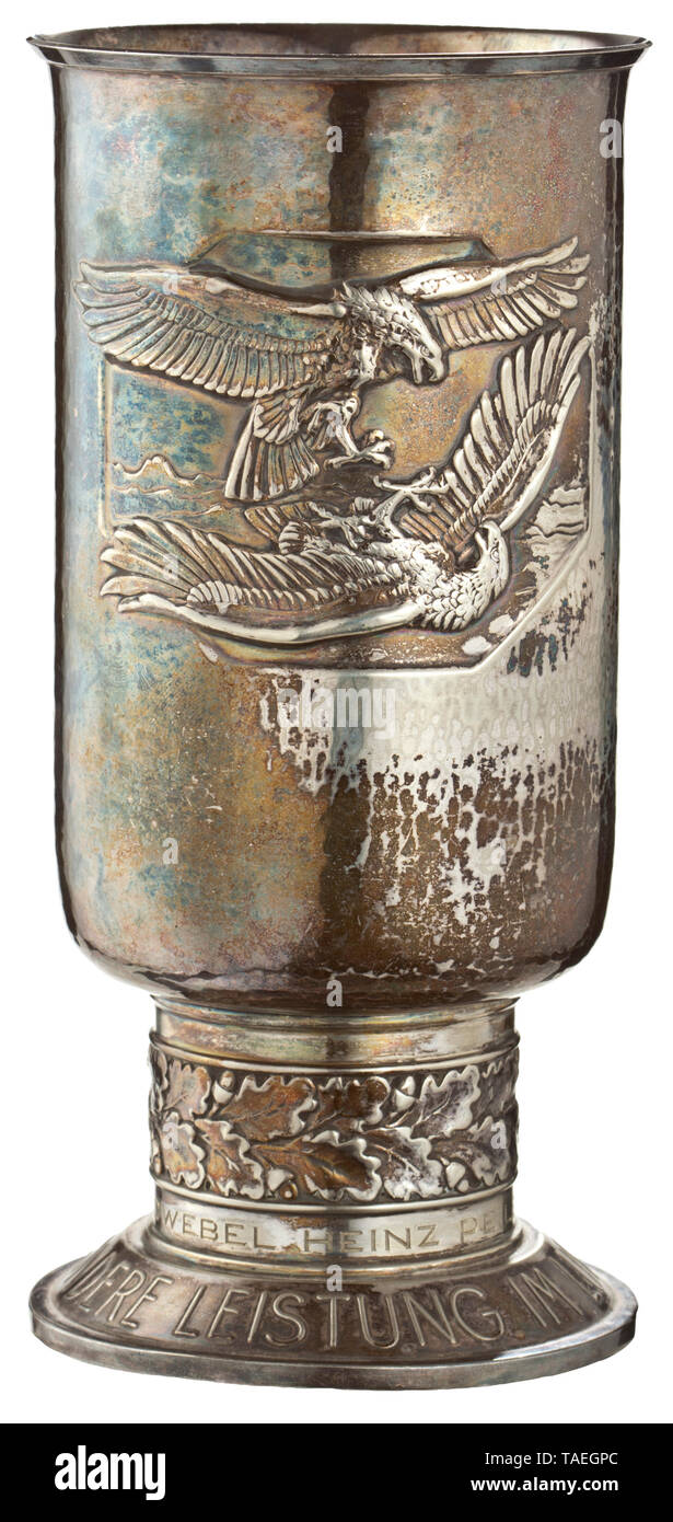 Une coupe d'honneur pour ses réalisations exceptionnelles dans la guerre aérienne de Feldwebel Heinz Peiler question argenté, le piédestal gravé bague "Feldwebel Heinz Peiler am 30.4.42', le poing de base avec 'Alpaka Feinsilberauflage Joh. Wagner & Sohn'. Le piédestal d'une façon minimum tordues. Hauteur 21 cm., historique, historique du 20e siècle, Additional-Rights Clearance-Info-Not-Available- Banque D'Images