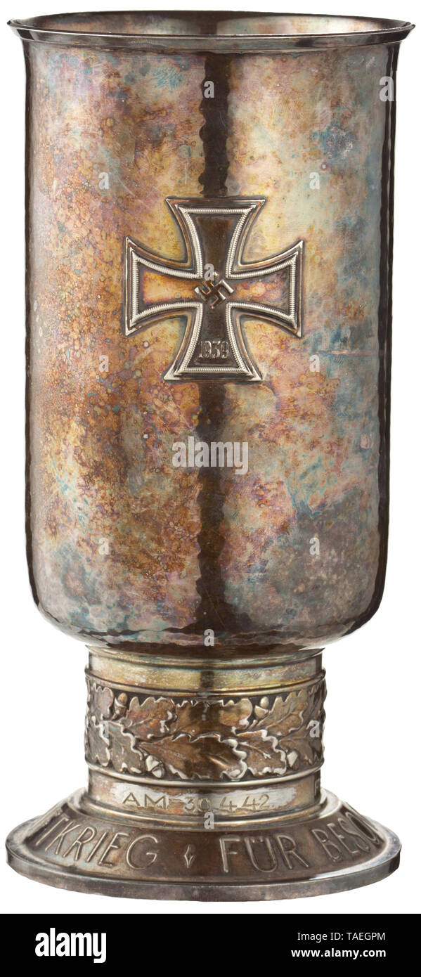 Une coupe d'honneur pour ses réalisations exceptionnelles dans la guerre aérienne de Feldwebel Heinz Peiler question argenté, le piédestal gravé bague "Feldwebel Heinz Peiler am 30.4.42', le poing de base avec 'Alpaka Feinsilberauflage Joh. Wagner & Sohn'. Le piédestal d'une façon minimum tordues. Hauteur 21 cm., historique, historique du 20e siècle, Additional-Rights Clearance-Info-Not-Available- Banque D'Images