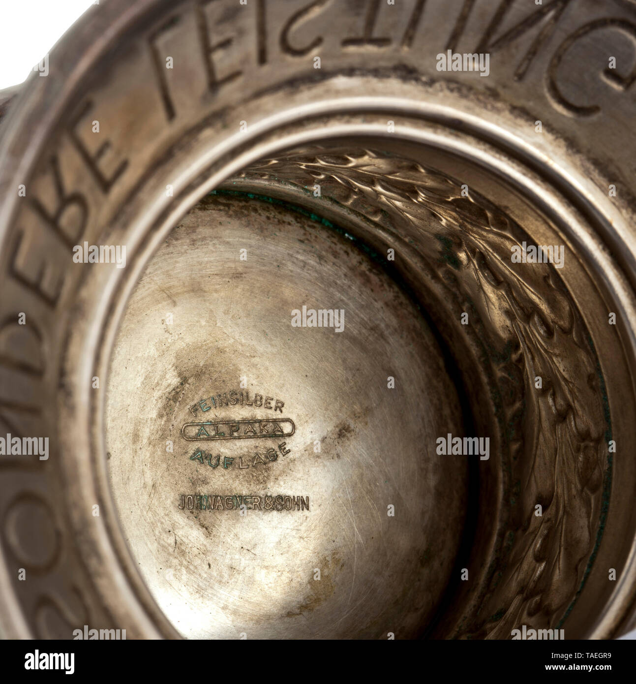 Une coupe d'honneur pour ses réalisations exceptionnelles dans la guerre aérienne de Feldwebel Heinz Peiler question argenté, le piédestal gravé bague "Feldwebel Heinz Peiler am 30.4.42', le poing de base avec 'Alpaka Feinsilberauflage Joh. Wagner & Sohn'. Le piédestal d'une façon minimum tordues. Hauteur 21 cm., historique, historique du 20e siècle, Additional-Rights Clearance-Info-Not-Available- Banque D'Images