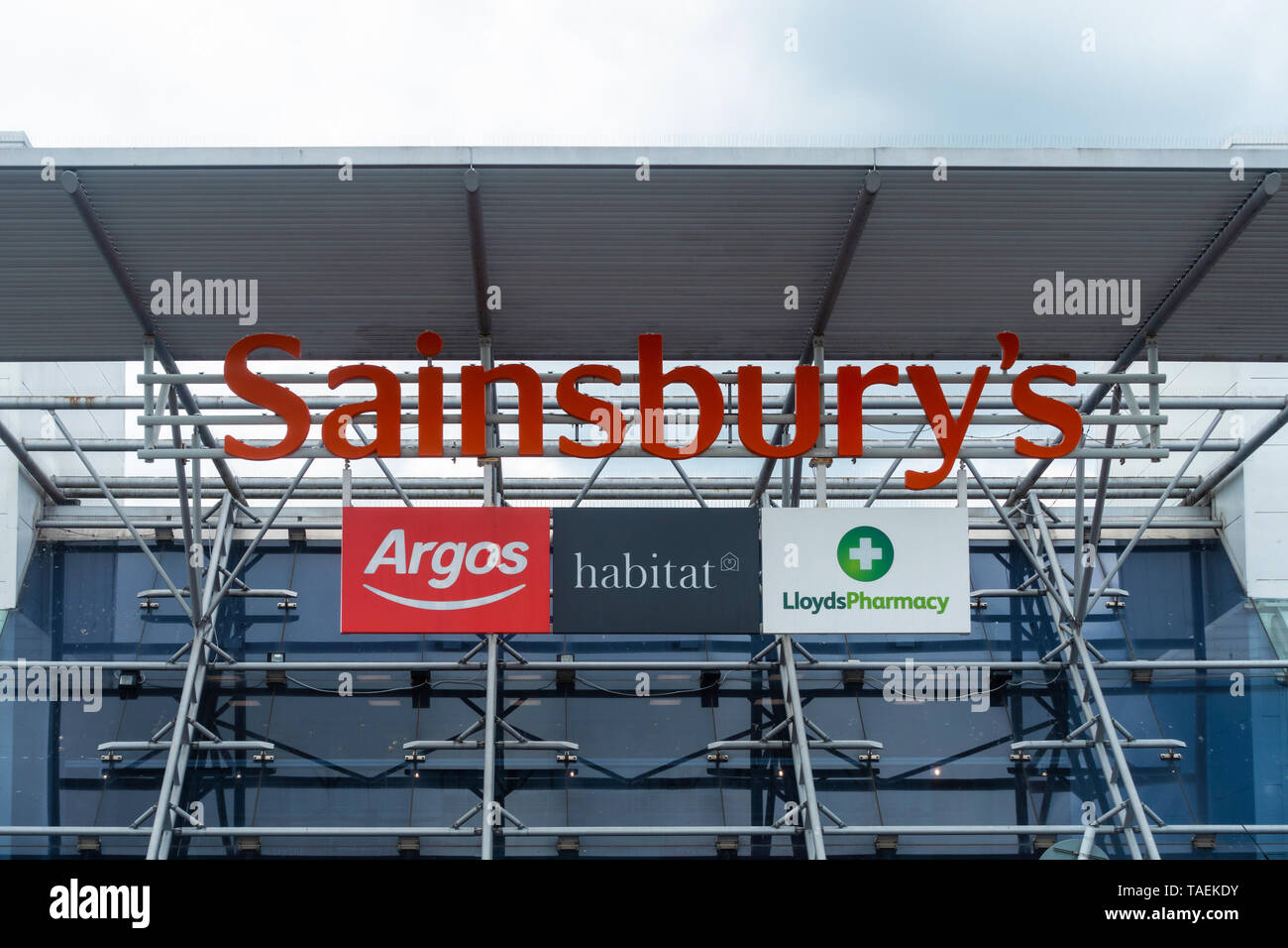 La façade avant de le supermarché Sainsbury's shop à Calcot en lecture, UK Banque D'Images