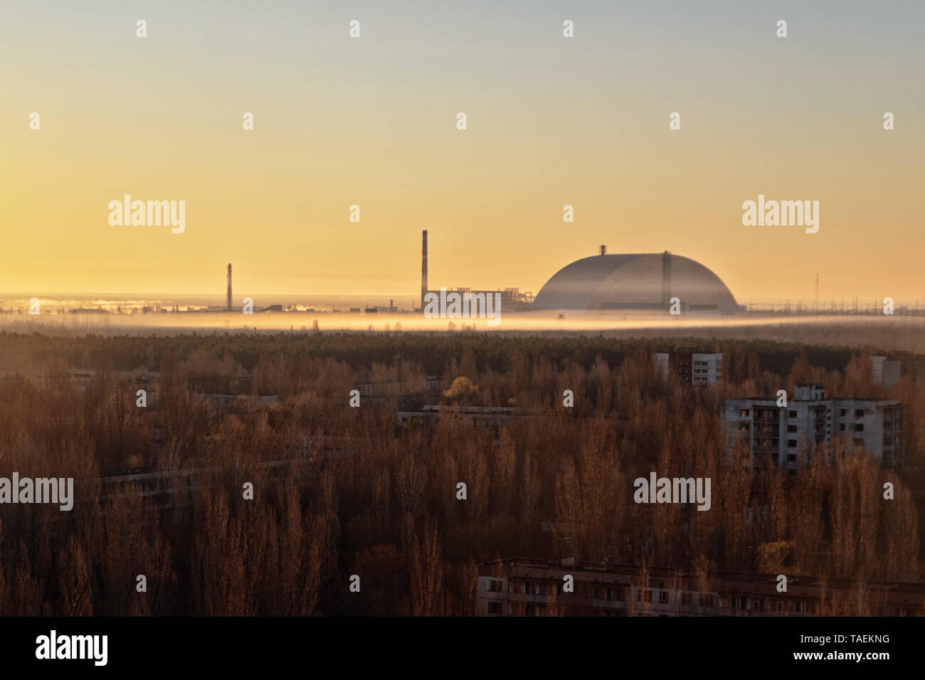 Cityscape view de Pripyat, l'Ukraine, à l'intérieur de la zone d'exclusion de Tchernobyl, avec le réacteur de Tchernobyl dans l'arrière-plan Banque D'Images