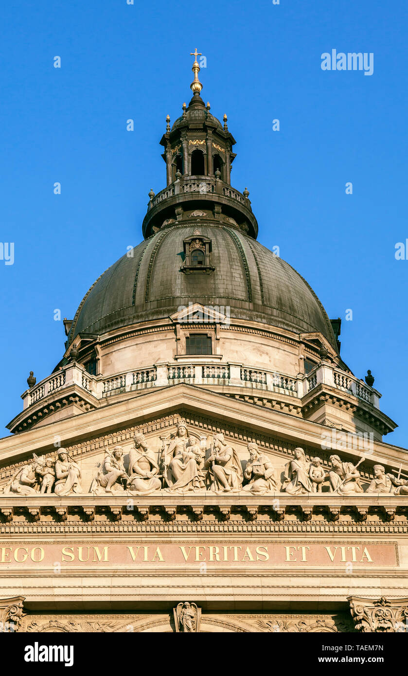 Coupole de la basilique Saint-Étienne à Budapest, Hongrie. Le texte sur la façade est de l'Amérique latine -je suis le Chemin, la vérité et la vie- Banque D'Images