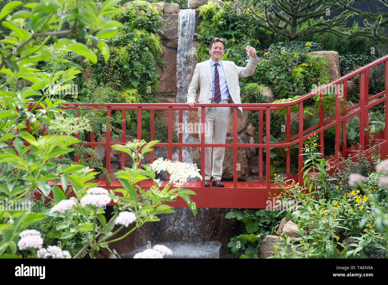 Jonathan Snow, toasts le jardin il a conçu. Appelé 'l'Amérique latine non découvertes Trailfinders Garden' il a remporté une médaille d'argent à cette ans Show. Banque D'Images