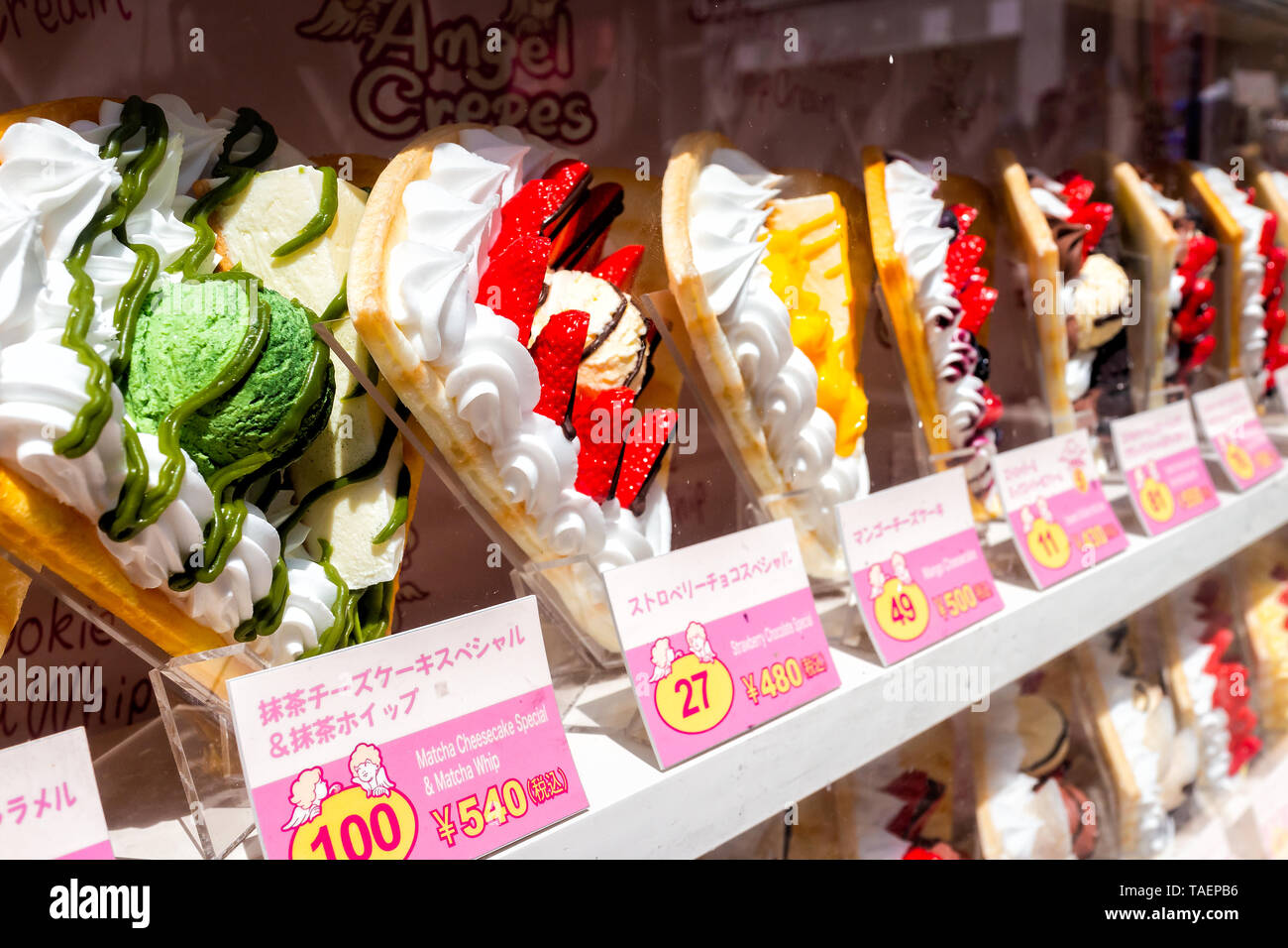Tokyo, Japon - 2 Avril, 2019 : Takeshita street à Harajuku avec affichage de coloré dessert crêpes crêpes français en magasin avec des prix et des signes Banque D'Images