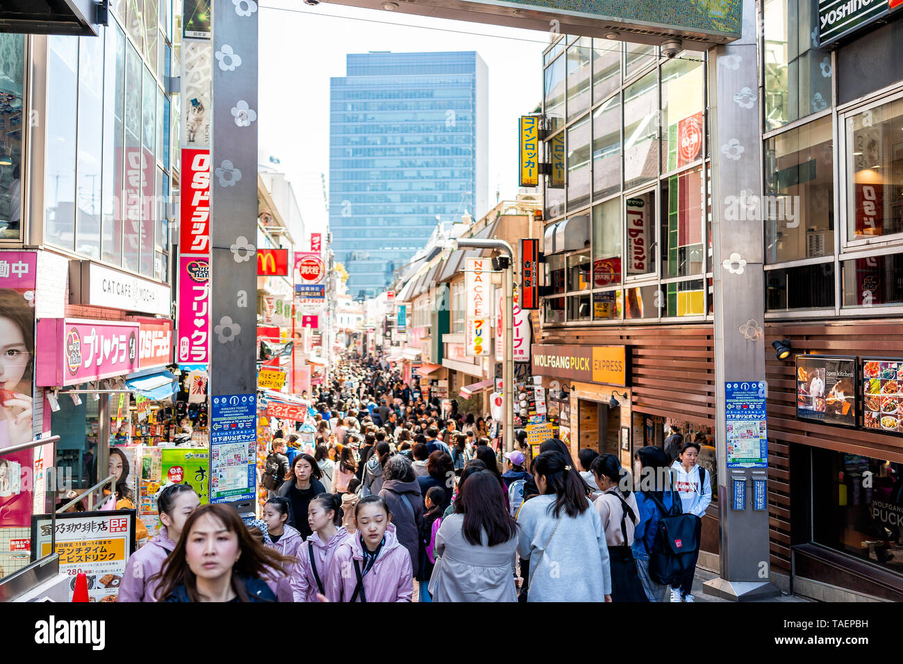 Tokyo, Japon - 2 Avril, 2019 : Célèbre Takeshita street à Harajuku avec foule de beaucoup de gens à pied par bâtiments restaurant Banque D'Images