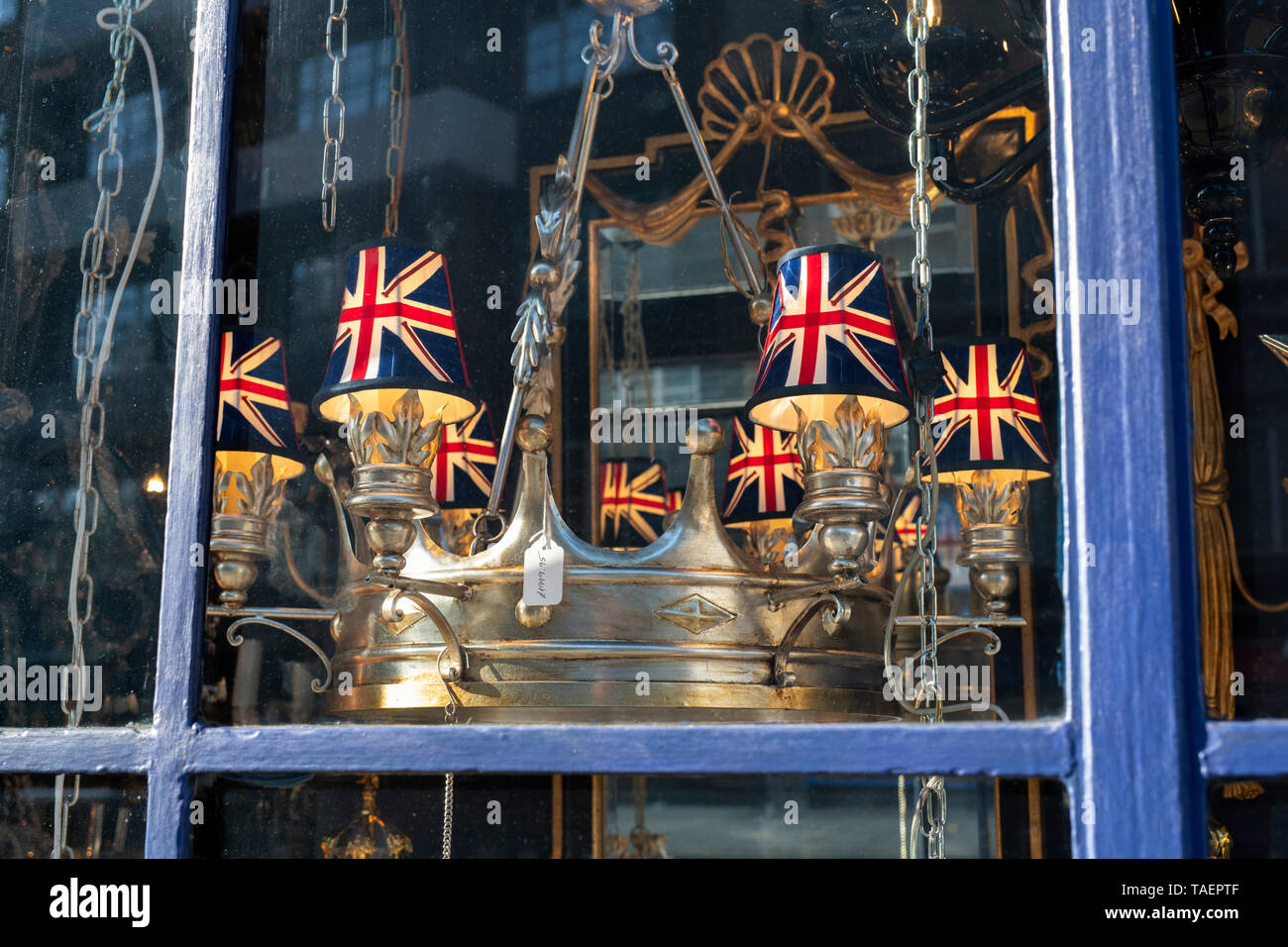 Lustre de la Couronne avec union jack nuances dans la fenêtre de l'atelier de l'entreprise de l'éclairage de Kensington. Kensington Church Street, Kensington, Londres Banque D'Images