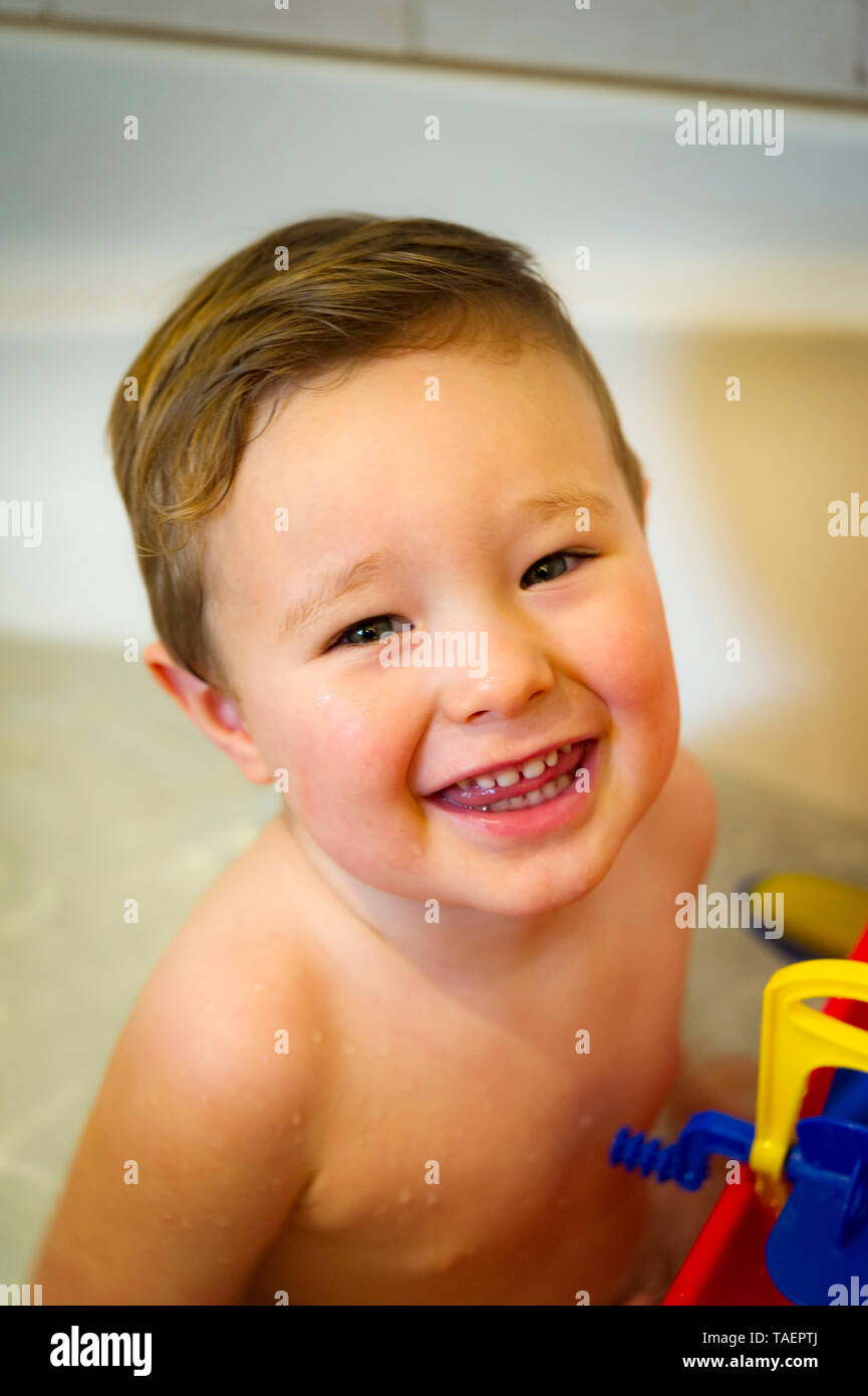 Portrait d'un garçon de 2 ans jouant dans un bain à remous Banque D'Images