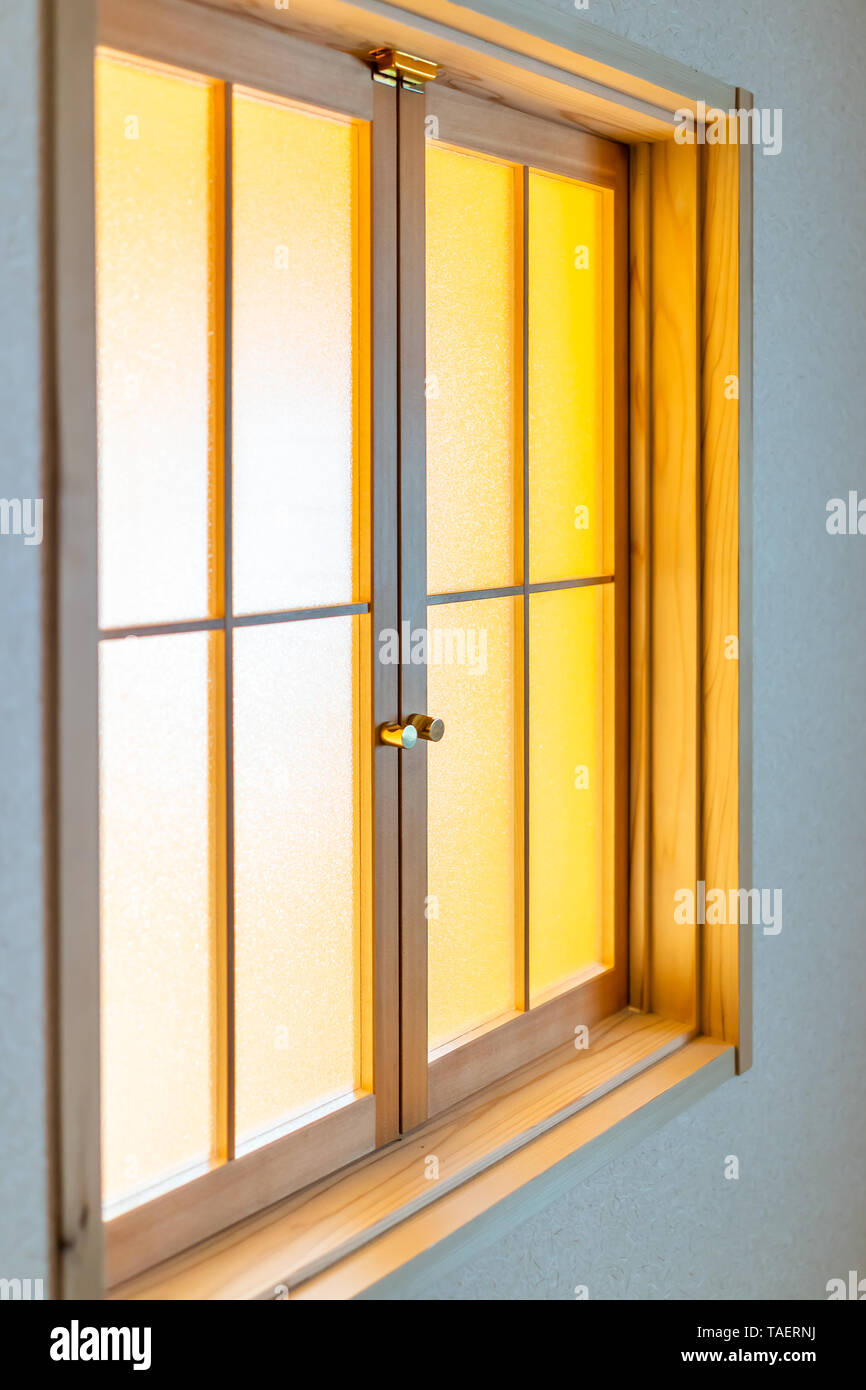Maison traditionnelle japonaise ou ryokan avec libre de fenêtre fermée avec porte en verre transparent et le témoin jaune Banque D'Images