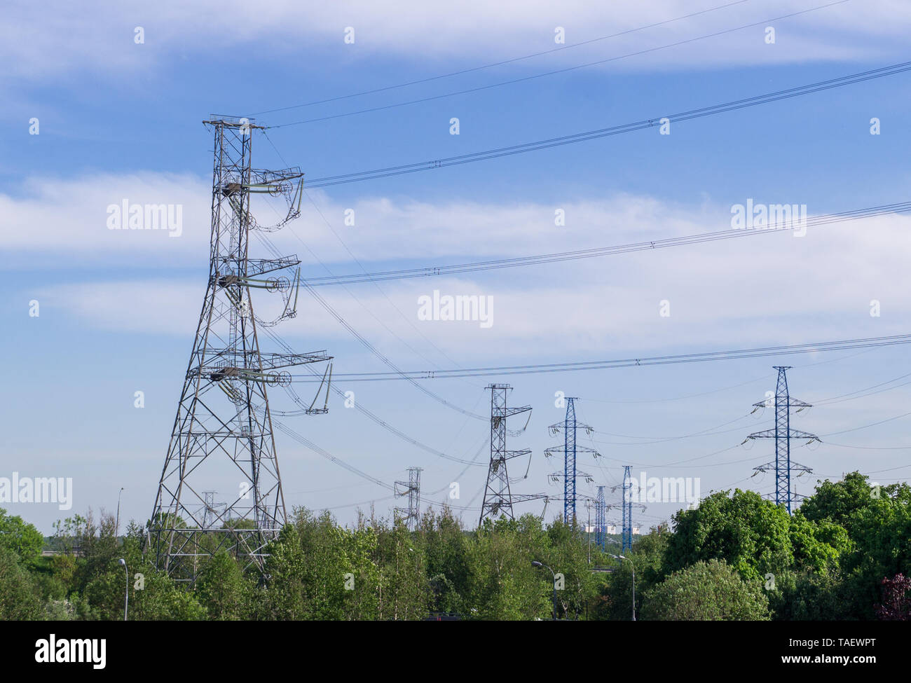 La ligne de transmission de puissance à l'été dans la ville industrielle, la nature.. Banque D'Images