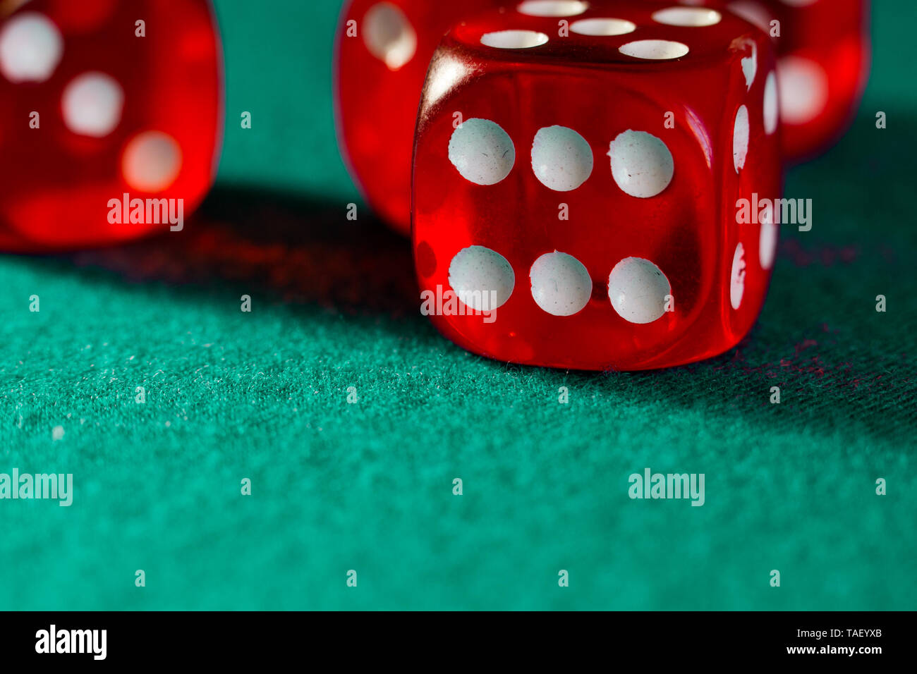 Close-up de plusieurs dés rouge avec différentes combinaisons numériques sur toile verte dans un casino, du concept de gagner Banque D'Images