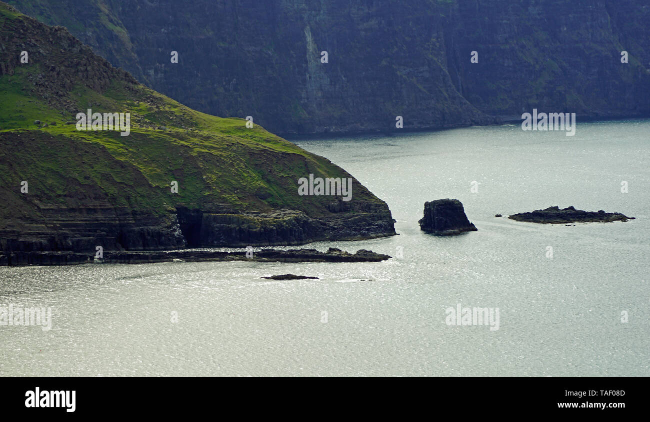 Neist Point est une petite presqu'île sur l'île écossaise de Skye et son phare marque le point le plus occidental de l'île. Banque D'Images