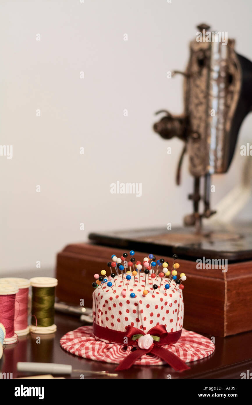 C Est Une Tres Vieille Machine A Coudre Et Est Toujours Dans Un Etat De Fonctionnement Photo Stock Alamy C Est Une Tres Vieille Machine A Coudre Et Est Toujours Dans Un Etat De Fonctionnement Photo Stock Alamy