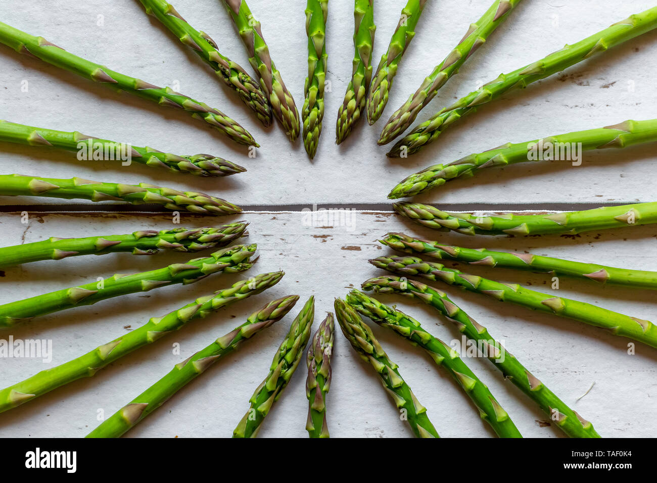 Asperges vertes coeur sur bois de construction Banque D'Images