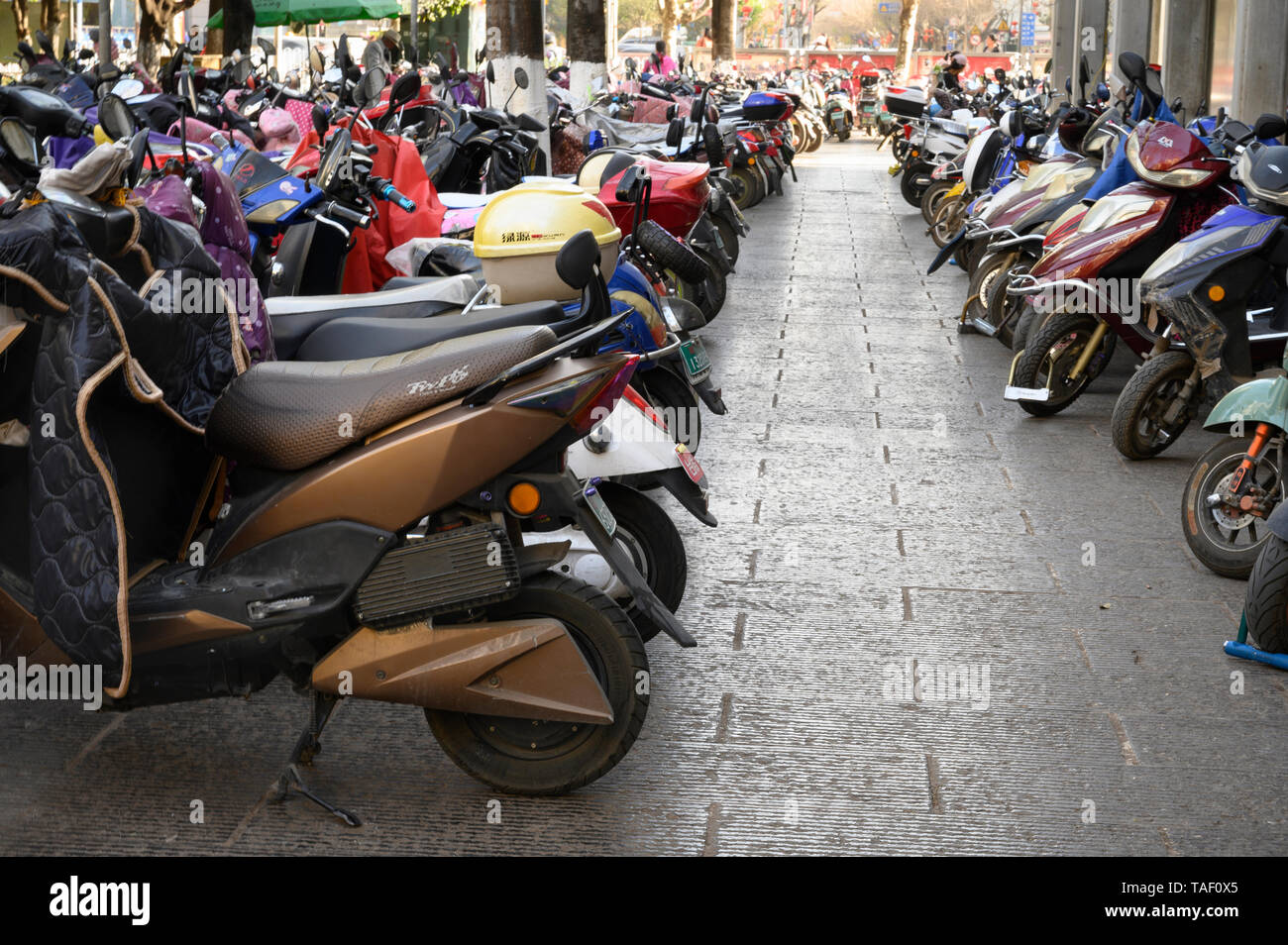 Des scooters électriques garés dans le centre de Kunming, Yunnan, Chine Banque D'Images