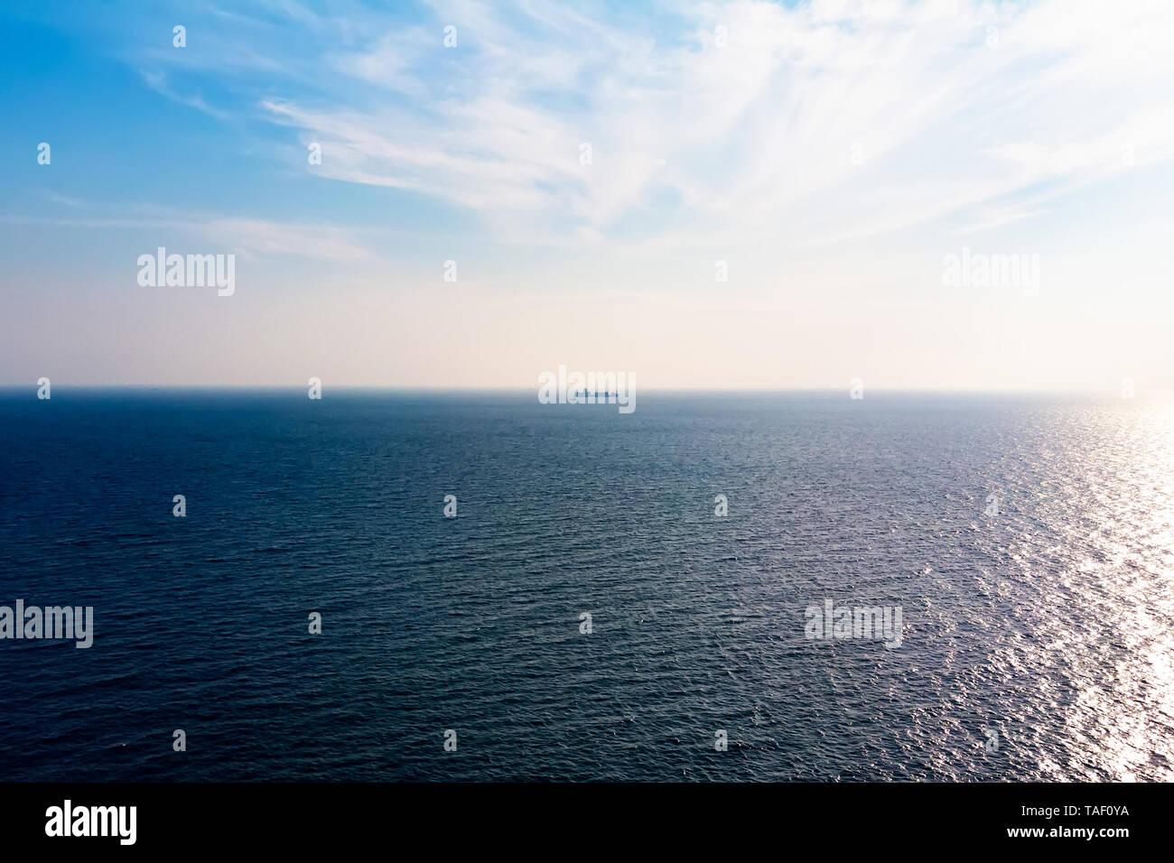 Vue sur l'océan en journée ensoleillée. Bateau de fret à l'horizon. Banque D'Images