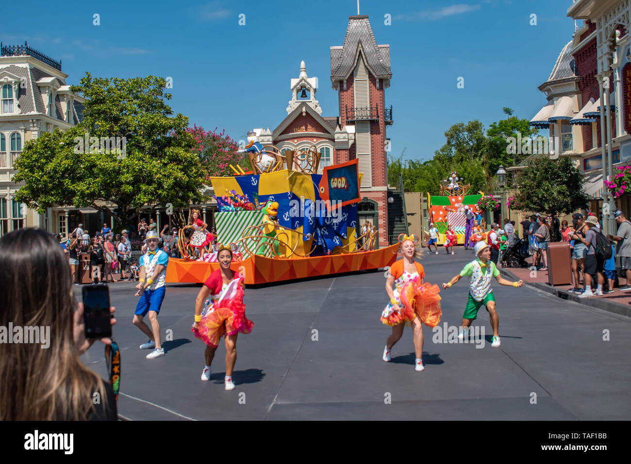 Orlando, Floride. Le 16 mai 2019. Orlando, Floride. 02 avril, 2019. Donald Duck en Mickey et Minnie's Parade fête surprise sur lightblue sky bac Banque D'Images