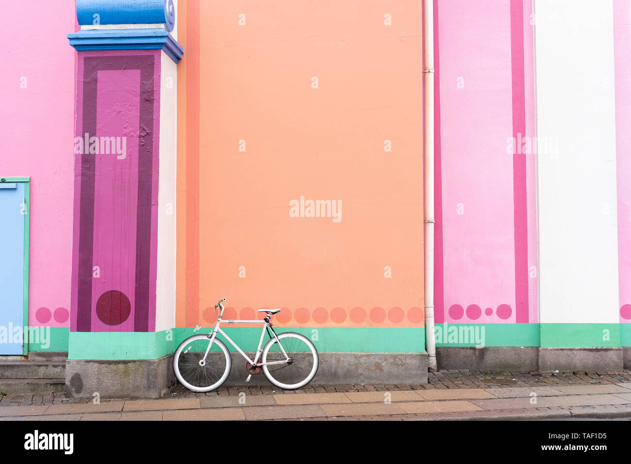 Danemark, copenhague, location leaning on colorful wall Banque D'Images
