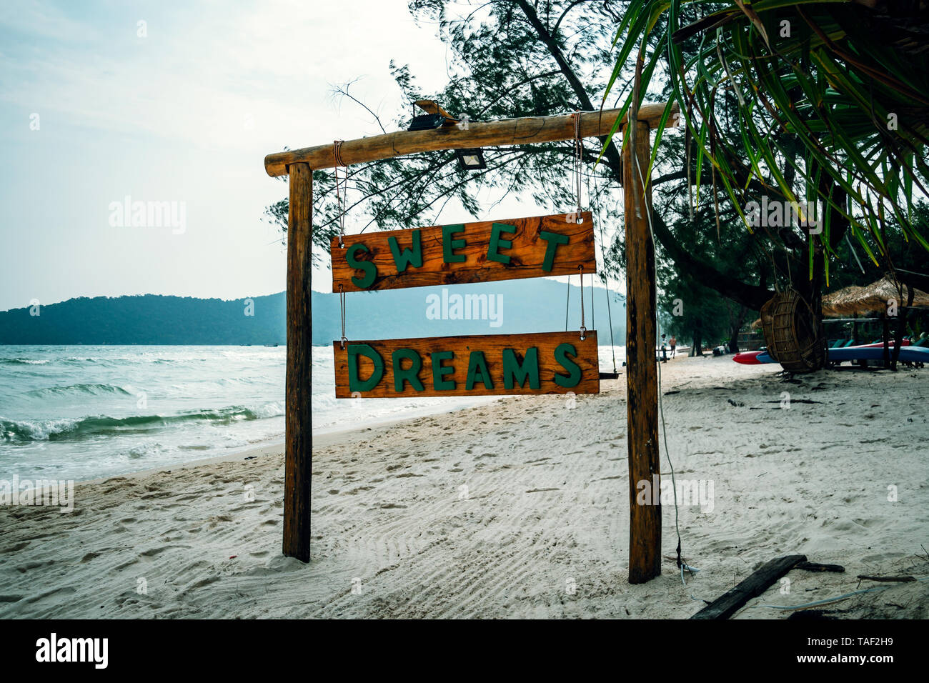 Doux rêves inscription sur une planche de bois le nom de l'hôtel et de la plage sur une île tropicale. Koh Rong Samloem Sarrasine, Bay. Le Cambodge. 23 Janua Banque D'Images