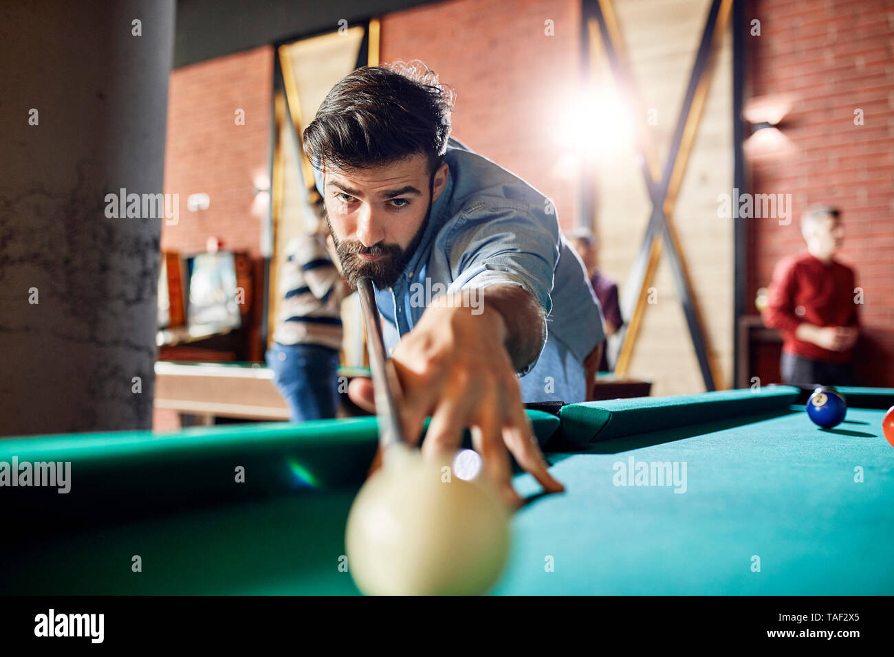 Porrait de focused man playing billiards Banque D'Images