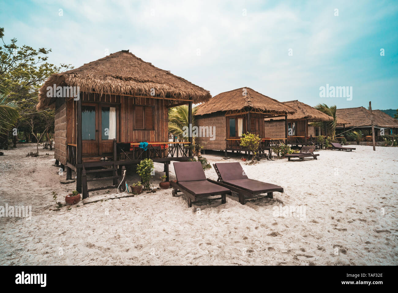 Abris pour vivre sur le sable blanc sur la plage sur l'île de Koh Rong Samloem Sarrasine, Bay. Le Cambodge. Banque D'Images