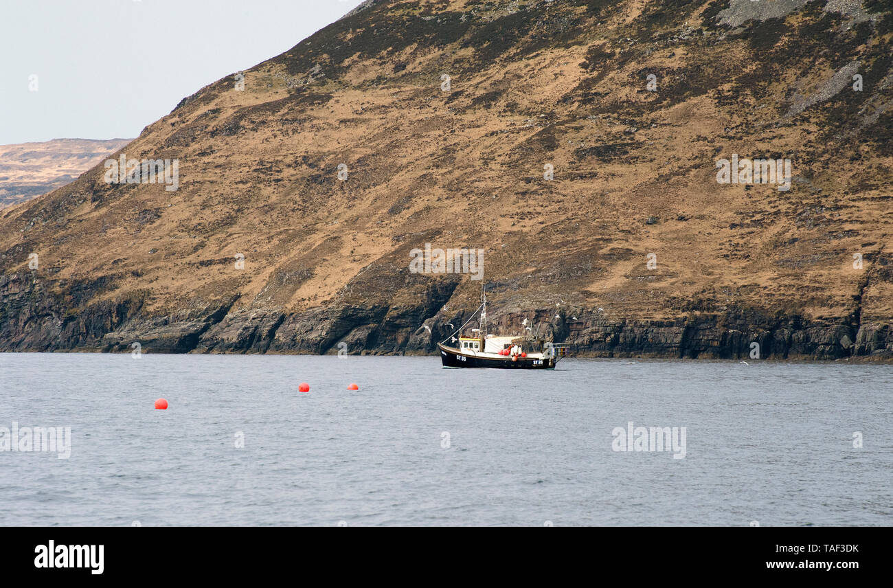 Un bateau de pêche commerciale du nom de Calypso, enregistrée hors de Portree, travaillant dans les eaux autour de Elgol sur l'île de Skye, en Ecosse. Banque D'Images