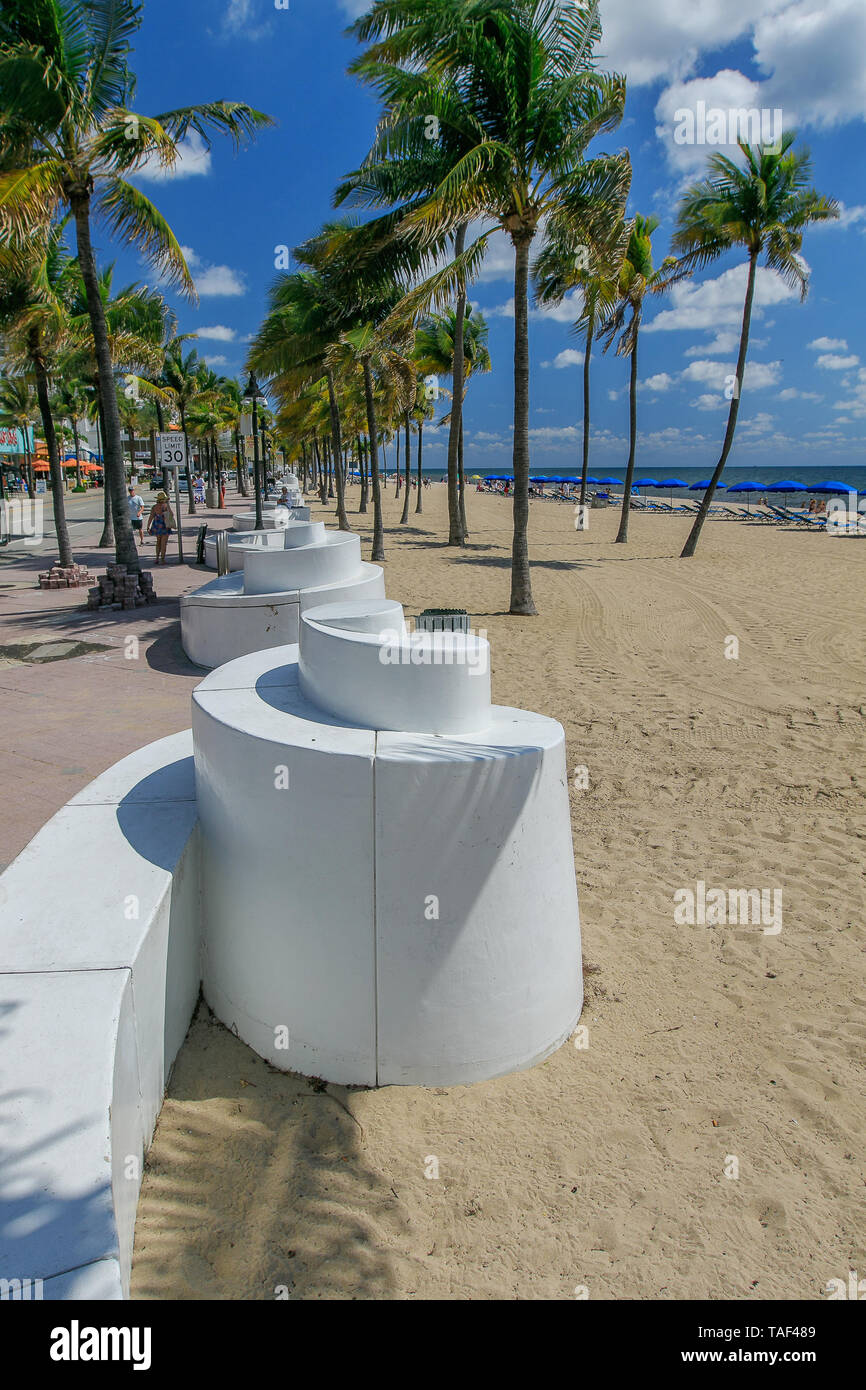 Barrière blanche décorative sépare une route de la plage de Fort Lauderdale. Banque D'Images