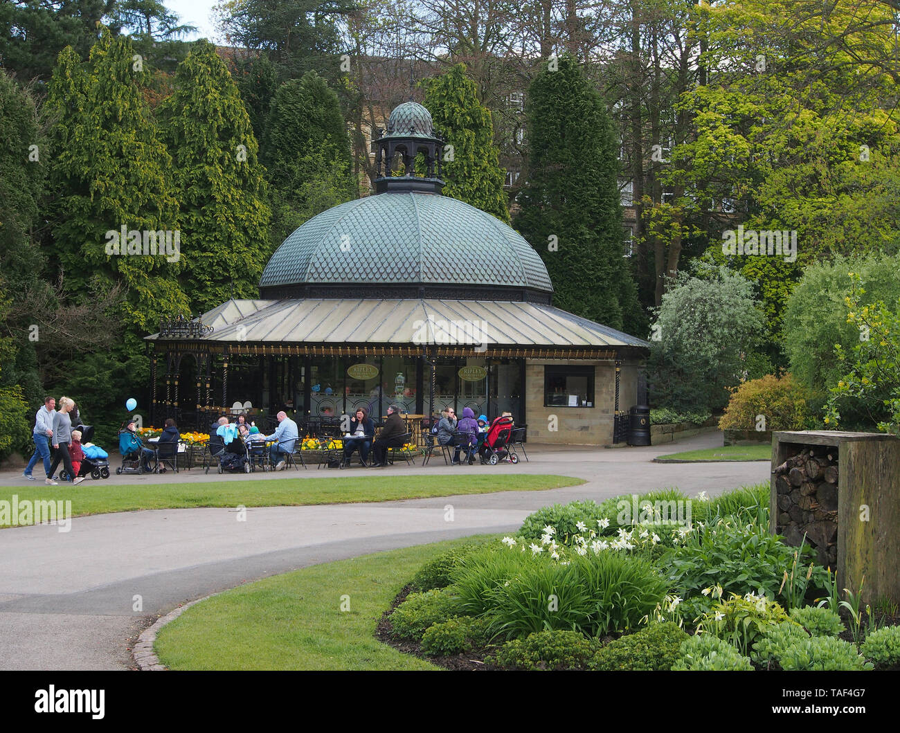 Les visiteurs assis à l'extérieur de la magnésie et Cafe / salons de thé dans la région de Valley Gardens, Harrogate, Yorkshire, Angleterre, Royaume-Uni. Banque D'Images