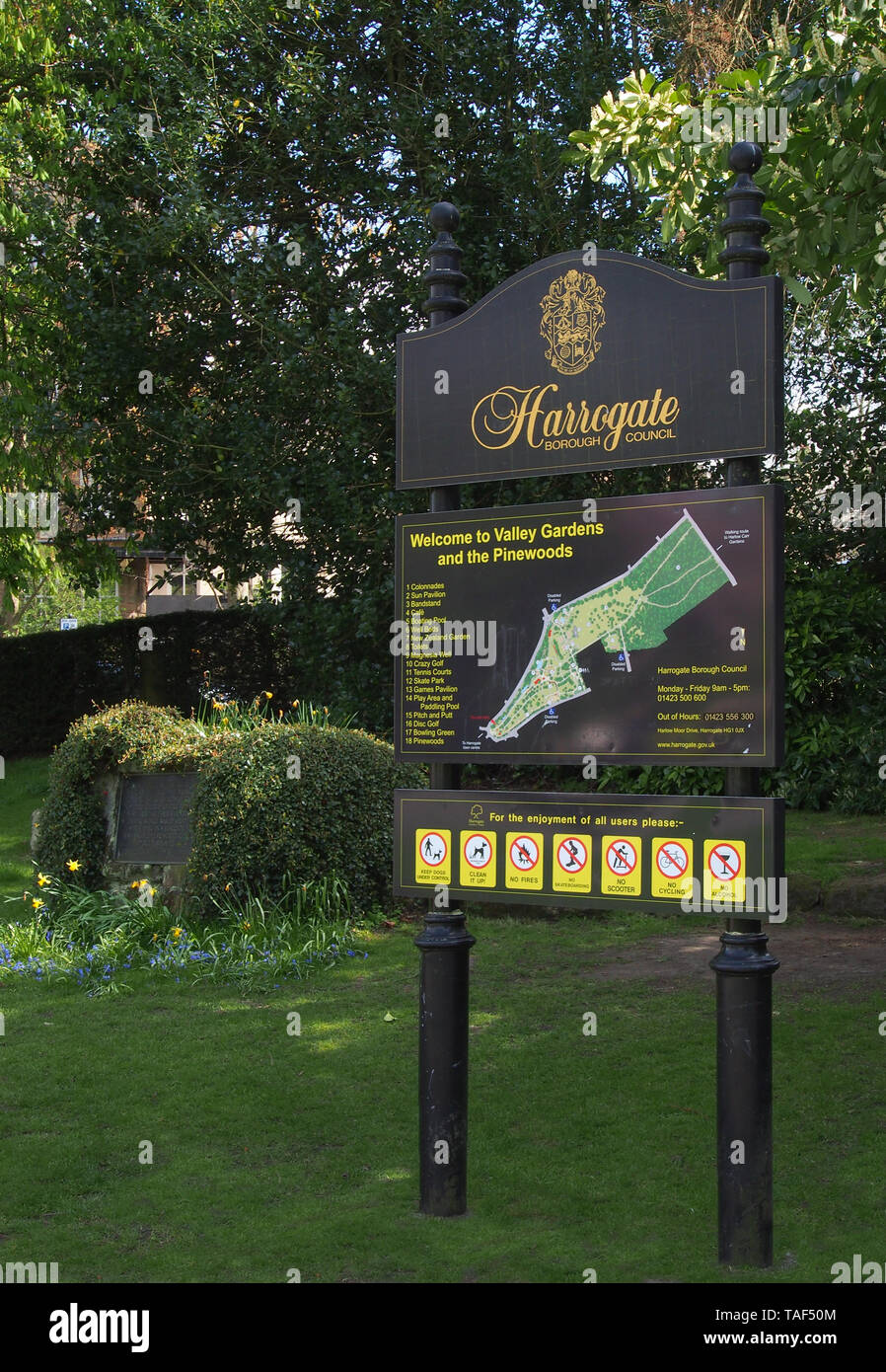 Panneau à l'entrée de Valley Gardens, Harrogate, avec une carte du parc et plusieurs 'ne' signe avec leurs différents symboles. Banque D'Images