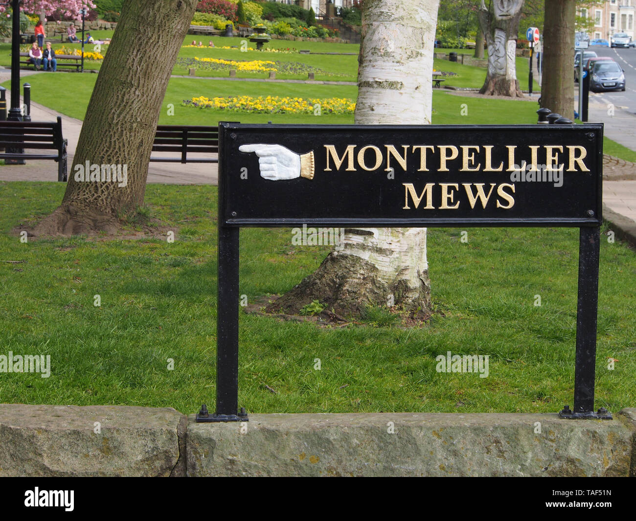 Plaque de rue dans la région de Harrogate, Yorkshire, montrant la voie à Montpellier Mews. Banque D'Images