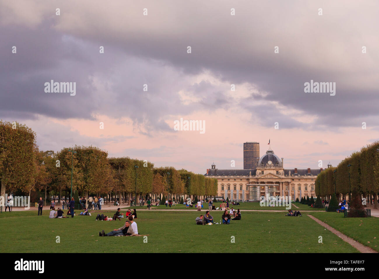 L'Ecole Militaire avec parisiens bénéficiant d'pelouse au parc, Paris, France Banque D'Images