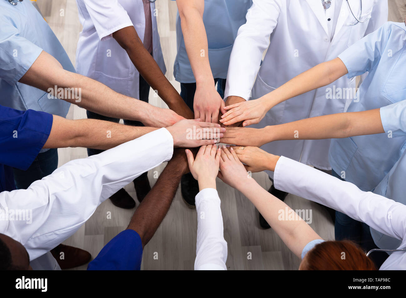 Tourné directement au-dessus de l'équipe médicale à l'hôpital les mains d'empilage Banque D'Images