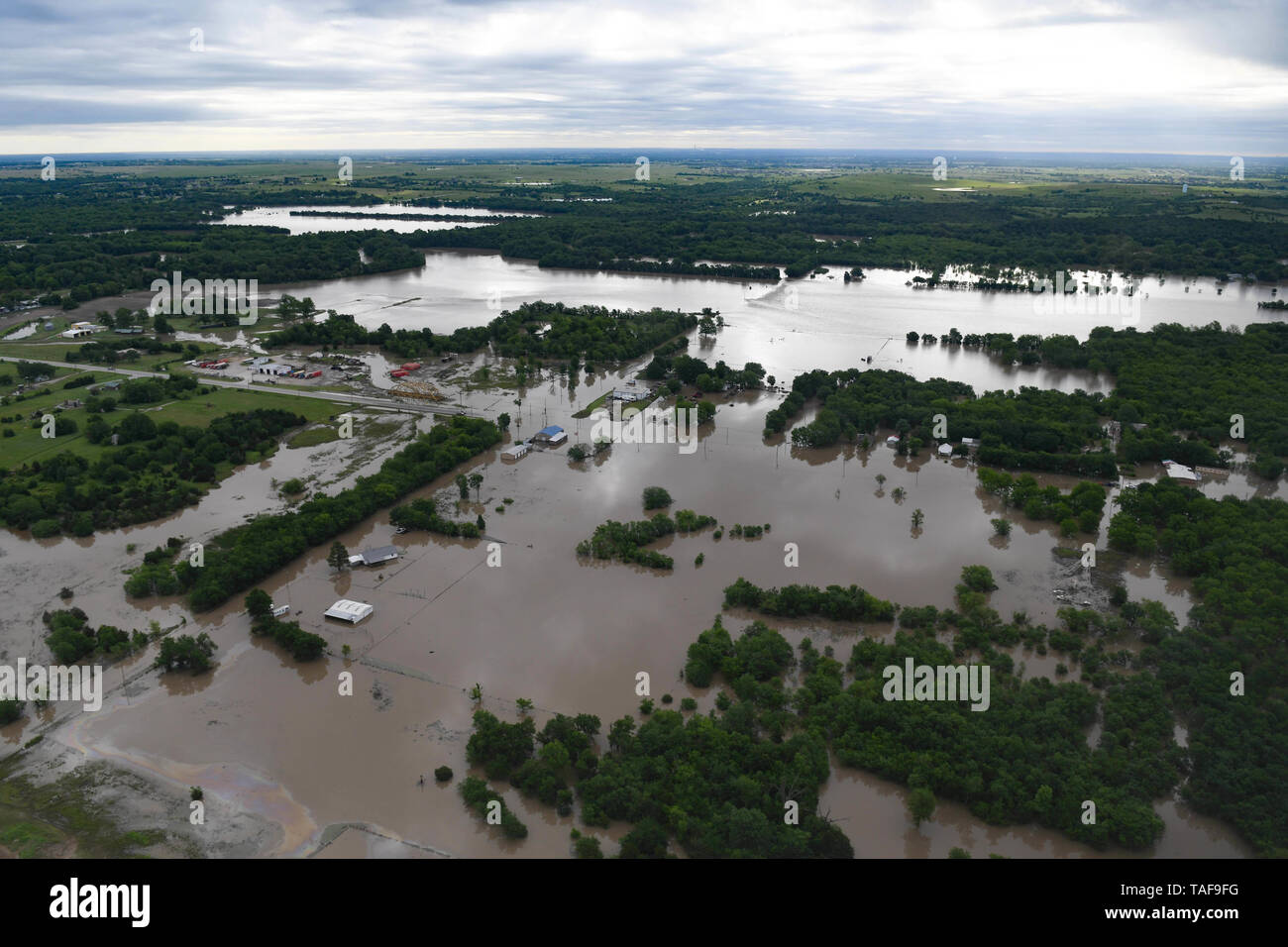 Vue aérienne de l'inondation sur les rives de la rivière Arkansas le 22 mai 2019 à Tulsa, Oklahoma. Plus de 1 000 foyers ont été touchés par les inondations portées par la pluie extrême accompagné de tornades. Banque D'Images