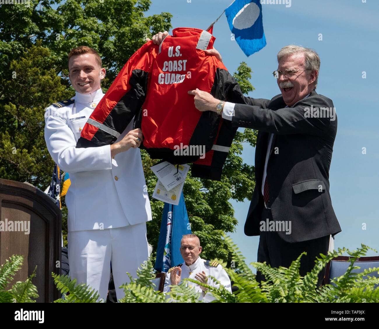 Conseiller à la sécurité nationale des États-Unis l'Ambassadeur John R. Bolton est présenté avec un gilet de sauvetage de la Garde côtière canadienne au cours de la 138e cérémonie d'ouverture de l'Académie de la Garde côtière canadienne le 22 mai 2019 à New London, dans le Connecticut. Banque D'Images