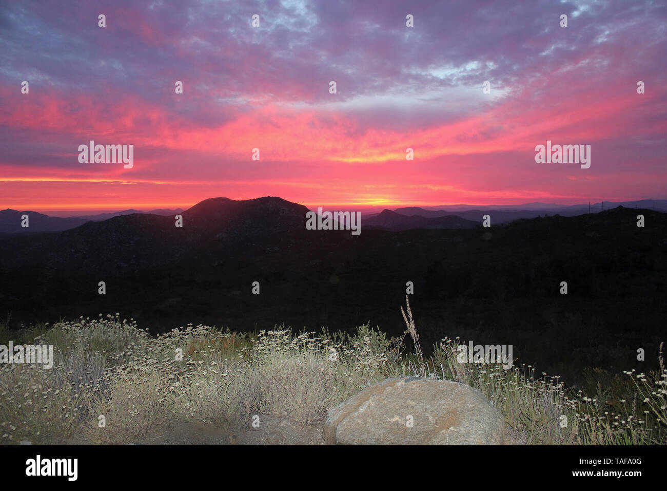 Magnifique coucher de soleil dans les montagnes de la Californie Banque D'Images